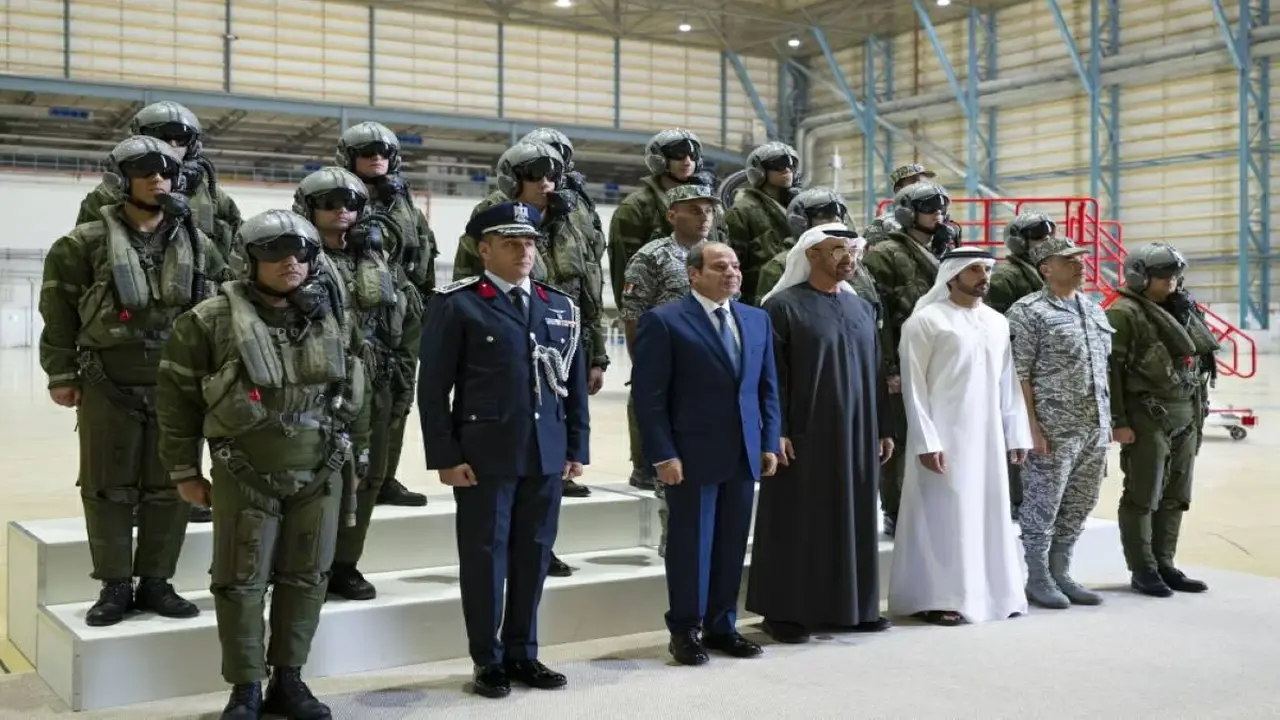 محمد بن زايد والسيسي يتفقدان مفرزة المقاتلات المصرية المتواجدة في الأراضي الإماراتية